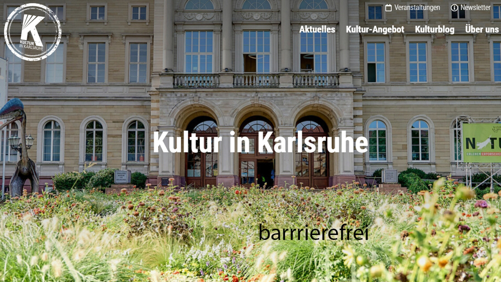 Frontansicht eines historischen Gebäudes mit Garten, Textüberlagerung „Kultur in Karlsruhe“.Front view of a historic building with garden, "Kultur in Karlsruhe" text overlay.