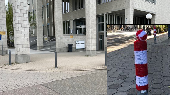 Das Foto zeigt das Gebäude der Uni-Bibliothek, vor dem sich einige der Straßenpoller befinden. Ein weiteres Bild zeigt einen Poller mit rot-weiß gestreifte Strickkleid überzogen.